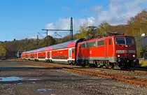 111 119-4 rauscht mit dem RE 9 (Rhein-Sieg-Express) Aachen - K�ln - Siegen auf der Rhein-Sieg-Strecke (KBS 460) bei km 115,0 in Richtung Siegen vorbei,  hier am 02.11.2012 in Mudersbach.