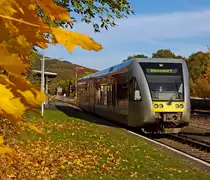 Ein Stadler GTW 2/6 der Hellertalbahn f�hrt am 18.10.2012 vom Bahnhof Herdorf weiter in Richtung Betzdorf/Sieg.