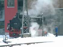Lok 99 786 beim Wassernehmen am 13.02.2005 in Oberwiesenthal