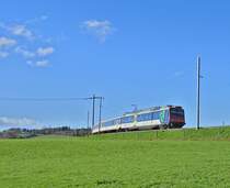 Der RE 14130 biegt soeben nach Romont auf die TPF Linie Richtung Bulle ein. Ein Teil der Z�ge auf dieser Linie werden durch die SBB gestellt, der Rest durch die TPF. Durch die SBB werden planm�ssig nur Dominos eingesetzt, heute kam es jedoch zu diesem �usserst seltenen Einsatz von einem NPZ. An der Spitze ist der RBDe 562 001-8, 02.11.2012.