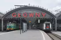 WROCŁAW (Woiwodschaft Niederschlesien), 10.10.2012, links im Bahnhof Wrocław Główny: TLK 83100/1 von Szczecin Główny nach Przemyśl Główny; rechts: TLK 38102/3 von Kraków Główny nach Kołobrzeg