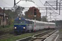 WĘGLINIEC (Woiwodschaft Niederschlesien/Kreis Zgorzelec), 10.10.2012, SU46-032 mit dem EC 249 nach Kraków bei der Einfahrt in den Bahnhof Węgliniec
