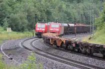 Begegnungen: 152 123-6 mit Containerzug gen Nord und 185 046-0 mit gemischtem Gz gen S�d treffen sich bei G�tzenhof/Fulda. Aufgenommen am 13.07.2012.