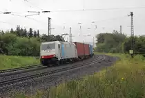 Neuer Tag, neuer Fotostandort ausprobiert. Wie f�r den Sommer 2012 typisch ein Tag in Grau und Grau und nass. Bei G�tzenhof/Fulda fuhr uns als erstes 185 638-4 mit Containerzug in Fahrtrichtung S�den vor die Linse. Aufgenommen am 13.07.2012.