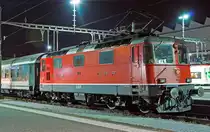 Nachtschw�rmereien - Die SBB Re 4/4  - 11152 ist am 29.09.2012 (3:31 Uhr) im Bahnhof Luzern abgestellt. Diese Lok ist eine der letzten aus der 1. Bauserie. Diese Bo'Bo' Universallokomotiven haben eine Leistung von 4700 kW (6320 PS) und eine H�chstgeschwindigkeit von 140 km/h, in der Schweiz ist nicht H�chstgeschwindigkeit  sondern Leistung das entscheidende.