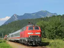 Und ein weiteres Mal konnte 218 494-3 am 15. August vor IC 2085 aufgenommen werden. Dieses Mal entstand die Aufnahme aber kurz nach dem Bahnhof Altst�dten, wobei sich hier im Hintergrund auch der Gr�nten zeigt.