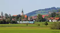 W�hrend die Bahnstrecke zwischen Immenstadt (Allg�u) und Lindau wegen Bauarbeiten gesperrt war, verkehrten die ALEX-Z�ge bis Oberstdorf mit 6 Wagen und gr��tenteils auch mit zwei Loks im Sandwich. Aufgrund dessen wagte ich am 19. August 2012 von Altst�dten aus mal einen Nachschuss auf einen in Richtung M�nchen fahrenden ALX mit seiner 223 am Zugschluss. Die Kulisse hierf�r bot die Stadt Sonthofen.
