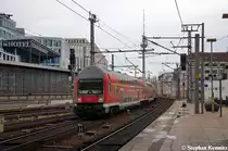 RB14 (RB 18914) von Berlin-Sch�nefeld Flughafen nach Nauen, bei der Einfahrt in den Bahnhof Berlin Friedrichstra�e. Geschoben hatte die 143 251-7. 03.11.2012
