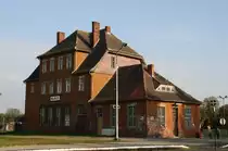 3.10.2011 Ploty / Plathe. Strecke Stettin - Kollberg. Imposantes Empfangsgeb�ude aus einer anderen Epoche.