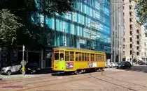 Tram ATM-1638 (Typ Peter-Witt) unterwegs beim Hauptbahnhof Milano-Centrale. Seit 1928 stehen die Trambahnen der Reihe 1500 im Einsatz und pr�gen das Stadtblild von Mailand mit. Dieser Stra�enbahntyp ist auch als Peter-Witt-Wagen bekannt. Milano 2010-09-10 