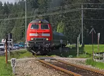 Am 22. August 2012 hatte IC 2085 etwa eine Stunde Versp�tung, sodass ich meine eigentlich geplante Mitfahrt auf dem Teilst�ck Immenstadt - Oberstdorf nicht angetreten habe. Nichtsdestotrotz wollte ich den Zug noch aufnehmen, wenn auch klar war, dass es vom Licht her schon recht knapp werden w�rde. In Langenwang - dem letzten Bahnhof vor Oberstdorf - schwebte mir schon l�nger ein Motiv an einem unbeschrankten B� vor; hier das Ergebnis. Es zieht 218 434-9. Mit der Blechlawine links und den Stromleitungen sowie dem Funkmast letztlich doch kein so ein guter Standpunkt.