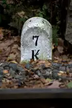 7 K , ein Kilometerstein in alter Ausf�hrung der Wei�eritzbahn im Rabenauer Grund.
03.11.2012   12:39 Uhr aufgenommen.