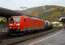 Bei regnerischen Novemberwetter - Die 185 177-3  (eine Bombardier TRAXX F140 AC1 und somit eine BR 185.1) der DB Schenker Rail zieht einen gem. G�terzug am 03.11.2012 durch den Bahnhof Betzdorf/Sieg in Richtung K�ln.