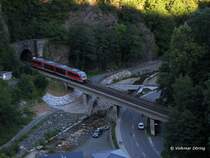 Im Schatten der Abendsonne �berquert ein aus dem Pilztunnel bei Glash�tte kommender DESIRO die M�glitz. Kaum zu glauben, dass dieser harmlos aussehende Bach im August 2002 schlimmste Verw�stungen und menschliche Trag�dien verursachte. - 3.07.2006
