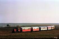 Die Sonne steht schon tief, als 329 503 vom Anleger zum Ort f�hrt (30. April 1990).