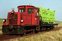 329 504 schiebt einen M�llcontainer vom Anleger zum Ort (30. April 1990).