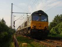 Eine Class 66 mit einem sehr langen Containerganzzug in K�nigswinter.