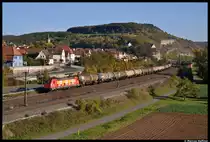 185 586-5 der HGK mit Werbung  Heizprofi  f�hrt mit ihren Kesselwagenzug durch Retzbach-Zellingen in Richtung Gem�nden am 16. Oktober 2011.