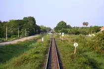 Gleich nach dem Bf. Si Khiu in Richtung Nakhon Ratchasima erklimmt die Strecke ziemlich brutal einen kleinen H�gel. Bild vom 17.Mai 2012. 
