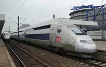 Einer der wenigen dreckigen TGV´s die ich fotografiert habe, die Z�ge sind meist in einem sehr sauberen Zustand. (TGV POS 4403 und 406 054 im Mannheimer Hbf, 23.02.12)
