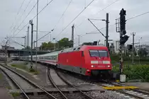 101 075-0 f�hrt mit einem langen IC in den Mannheimer Hbf, um dann weiter nach Stuttgart zu fahren.  (23.09.12)