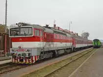 754 033-9 mit Fernzug R 1931 „Bodva“ Zvolen os. st./Altsohl Persbf. (09:43) – Ko�ice/Kaschau (13:13; verkehrt nur Sa, So) bei Halt in Knotenbahnhof Lučenec/Lizenz (10:34); 03.11.2012