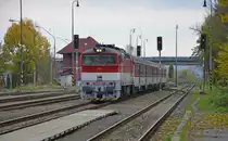 754 005-7 mit Regionalzug Os 6212 Fiľakovo (13:20) – Zvolen os. st./Altsohl Persbf. (14:53) f�hrt in Knotenbahnhof Lučenec/Lizenz ein; 03.11.2012