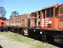 Henningsdorfer Dieselloks als Schrott/Ersatzteilspender abgestellt in der Zentralwerkstatt in Curitiba (Foto genehmigt w�hrend off. F�hrung) - 03/09/2006
