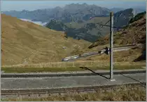 Gleich zwei Beh 4/8 in Doppeltraktion erklimmen die Steigung auf den Rochers de Naye. 
25. Okt. 2012