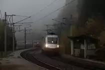 �BB 1116 249 zieht am 26.10.12 den Jubil�ums Railjet durch den Bahnhof Wolfsbergkogel an der Semmeringbahn.
Neblig war's!