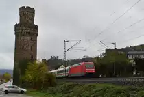 Mit einem IC rheinaufw�rts ist hier die 101 071-9 am Sonntag den 4.11.2012