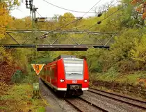 Unter der Fu�g�ngerbr�cke in Binau f�hrt gerade der 425 707-7 als S1 nach Osterburken ein.....Sonntag den 4.11.2012
