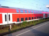 Einer von vielen Doppelstock Mittelwagen der Art 753.5 aus dem Werk Aachen. Es war der 4. Wagen von hinten des RE 1. Aufgenommen in Hamm(Westf)