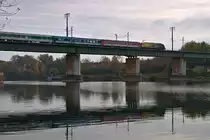 1216 210  Kapsch  �berquert mit EC 77  Antonin Dvorak  das Entlastungsgerinne in Wien. Die Aufnahme entstand am 04.11.2012.