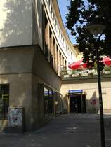 S�decke des Westbahnhofes - klare, herrliche Formen, wie wir sie hoffentlich noch lange an dieser Stelle sehen werden k�nnen - es gibt ja ein Umbauprojekt der �BB - mehr dazu hier: http://www.oebb-immobilien.at/vip8/immo/de/Projektentwicklung/Wien_Westbahnhof/index.jsp 
Immerhin tr�stlich, wie dort zu lesen ist, da� dieses herrliche Haus unter Denkmalschutz steht. 23. Juli 2006 kHds