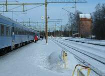 Nachtzug G�teborg - Stockholm - Lulea am 16.03.2006 in der Station Bastutr�sk zwischen Umea und Boden, um 10:14 Uhr, in 3 Minuten, geht's weiter. Die Nordlandstrecke ist eingleisig, wegen Gegenverkehr sind die Fahrzeiten nicht so eng, die Personenz�ge halten bis zu 5 Minuten in den Bahnh�fen.