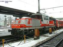 Lok 1163 010 rangiert City-Shuttle-Zug am 27.01.2003 in Salzburg Hbf. an den Bahnsteig.