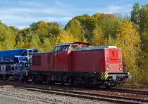 Die V 100.05 (202 726-6) der HGB (Hessische G�terbahn GmbH, Buseck) ex DR 110 726-7 ex DB 202 726-6 rangiert am 18.10.2012 mit ihrem Gleisschotterzug im Bahnhof Herdorf. 

Die V 100.1 wurde 1974 von LEW (VEB Lokomotivbau Elektrotechnische Werke „Hans Beimler“ Hennigsdorf) unter der Fabriknummer 14427 gebaut und an die DR als 110 726-7 ausgeliefert. Der Umbau in 112 726-5 erfolgte 1989, eine Umzeichnung in 202 726-6 erfolgte 1992 und 1994 ging sie dann mit in die DB �ber. Die z-Stellung und Ausmusterung bei der DB erfolgten im Jahr 2000. 


Weitere Stationen (Eigent�mer) waren dann: 2000 an SFZ - Schienenfahrzeugzentrum Stendal (sp�ter ALS);  2005 an PBSV, Magdeburg (sp�ter KCR)  15 ;  2010 an GLG - Gmeinder Lokomotivenfabrik, Mosbach als 203 001-3  Ludwig K.  und seit dem Jahr 2011 ist bei der HGB, wo sie seither ihren Dienst tut, sie hat die NVR-Nummer  92 80 1202 726-6 D-HGB, sowie die EBA-Nummer  EBA 01C23K 219.