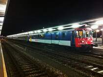 Der EWII Pendel welcher in Bern stationiert ist, verkehrte ausnahmsweise als Ersatz ICE 70279 nach Interlaken Ost. Im Bild ist der BDt EWII 50 85 82-33 921-6 (hinten Re 4/4 II 11212) vor der R�ckfahrt als Leermaterialzug nach Bern, 06.11.2012. (Handyfoto)