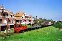 G�terzug mit Lok 329 501 am Ortsrand (30. April 1990). Im Hintergrund ist ein Teil des Bahnhofsgel�ndes zu sehen.
