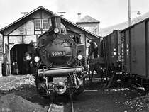 99 651 wird vor dem Beilsteiner Lokschuppen bekohlt (24. April 1966). Als Kohlenlager dient ein aufgebockter Normalspurwagen.