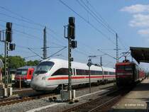 Whrend in Bchen auf Gleis 4 RB 11924 nach Aumhle und auf Gleis 1 die schiebende 114 037 mit dem RE 33013 nach Rostock bereitstehen, rauscht auf Gleis 2 der ICE Hamburg - Berlin bestehend aus den BR 411  Arnstadt  und  Reutlingen  durch; 04.07.2005
