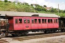 Wagen 27-29 047-4 in R�gua (10. Mai 1988). Gut zu erkennen ist das Heizaggregat an der vorderen Plattform.