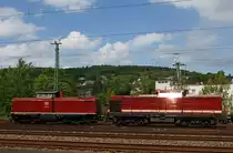 Wiedervereinigung von West und Ost - Zwei V 100 (1x ex DB und 1x ex DR), beide geh�ren heute der EfW-Verkehrsgesellschaft mbH, abgestellt am 08.06.2012 in Betzdorf (Sieg): Links 212 370-1 (ex DB V100 2370), sie wurde 1965 bei Deutz unter der Fabrik-Nr. 57770 gebaut;   Rechts 203 006-2 (ex DR 110 530-3 > DR 112 530-1 > DR 202 530-2   > DB 202 530-2 > 203 005-4), sie wurde 1973 bei LEW (VEB Lokomotivbau Elektrotechnische Werke „Hans Beimler“ Hennigsdorf) unter der Fabrik-Nr. 13569 gebaut.
