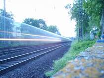 Am spten Abend raucht ein umgeleiteter ICE1 durch Worms.