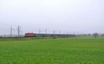 Gotthard Unterbruch wegen Steinschlag: Zwischen Erstfeld und G�schenen ist die Bahnlinie unterbrochen, auf der Nordseite verkehren f�r die EC CH-Italien Ersatzz�ge, da die ETR 470 auf diesem Abschnitt nicht von nutzen sind, verkehren z. T. alte Pendelz�ge: im Bild ist die Re 4/4 II 11132 mit dem 8-teiligen EWI/II Reservependel von Olten als EC 153 zwischen Steinen und Schwyz, 16.11.2012.

