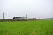 Gotthard Unterbruch wegen Steinschlag: Zwischen Erstfeld und G�schenen ist die Bahnlinie unterbrochen, auf der Nordseite verkehren f�r die EC CH-Italien Ersatzz�ge, da die ETR 470 auf diesem Abschnitt nicht von nutzen sind, verkehren z. T. alte Pendelz�ge: im Bild ist ein 4-teiliger RBe Pendel, welcher sonst als Regio Reservependel in Z�rich abgestellt ist. F�hrend ist der BDt EWII 50 85 82-33 925-7, dahinter der AB EWII 005-0, B EWI 229-7 und der RBe 540 043-7 als EC 15 zwischen Steinen und Schwyz, 16.11.2012.

