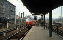 Wien WVB Stadtbahnlinie G (E6 4911) im Dezember 1980: Der Zug erreicht eben den Stadt- und U-Bahnhof Friedensbr�cke.