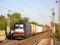 ES 64 U2 - 037 hat am 15.09.2011 mit ihrem Containerzug das Enzviadukt in Bietigheim �berquert. 