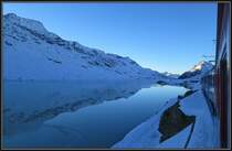 Phantastische Abendstimmung am Lago Bianco auf dem Berninapass, aufgenommen aus dem BerninaExpress 954. Der See ist soeben im Begriff zuzufrieren und bei dem Wetter wirds Schwareis geben. (15.11.2012)